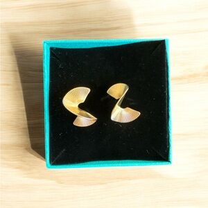 Elegant Gold Fan-Shaped Earrings